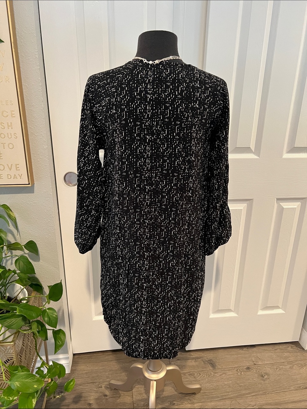 Just Female Black and White Abstract Dot Print Top - Picture 2 of 6